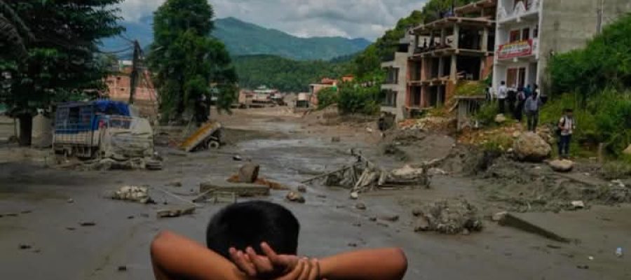 A Tragédia Silenciosa do Himalaia: Colapso Glacial Devasta Nepal e Tibete, Deixando Mais de 1.500 Mortos e um Cenário de Caos